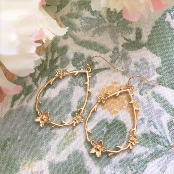 ZARA  Classic Floral Statement Earrings - Picture 2 of 3